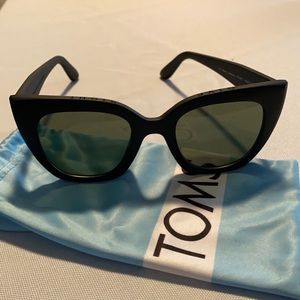 Tom’s- Sydney cat eye sunglasses.